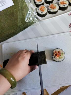 左手搭在上面，不要去捏，也不要去按，容易变形！锋利的刀沾一下水，前后滑动切开！