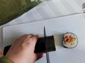左手搭在上面，不要去捏，也不要去按，容易变形！锋利的刀沾一下水，前后滑动切开！