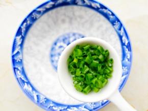 碗中加葱花，