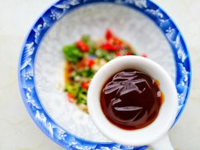 2勺蚝油，蒜茸辣酱1勺，拌匀即可。