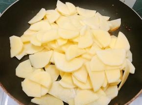 加入土豆片翻炒均匀