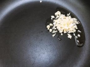 锅里加入少许植物油，放入蒜末爆香