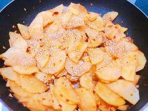 出锅前撒上熟白芝麻即可