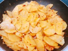 淋上少许清水，翻炒至你喜欢的软硬程度