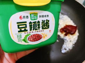 加入粗辣椒末和豆瓣酱炒香