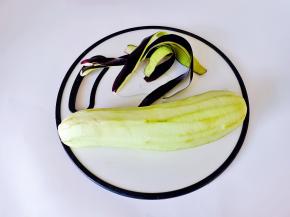 茄子削皮备用。