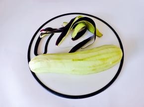 茄子削皮备用。