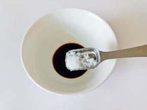 加点白糖拌均匀，再加适量清水。