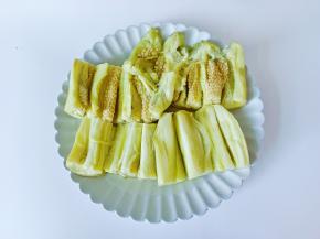 蒸好的茄子中间切开一下，两边各划一下。