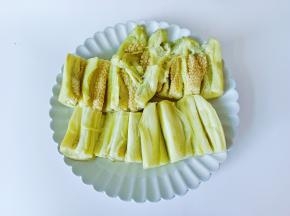 蒸好的茄子中间切开一下，两边各划一下。