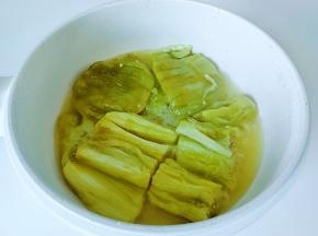 锅里油热放入茄子煎。