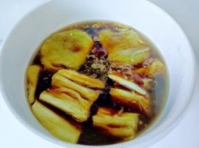 煎至两面金黄加入蒲烧汁。