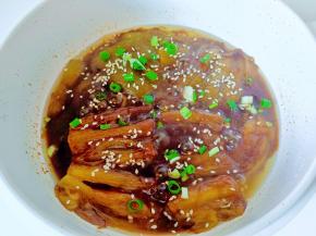 煮到汤汁浓稠撒芝麻与葱花起锅。