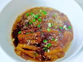 煮到汤汁浓稠撒芝麻与葱花起锅。