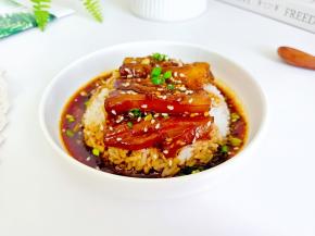 盛是米饭，放上蒲烧茄子，淋上汤汁开干。就是有点费米饭。