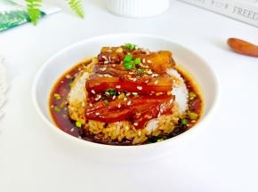 盛是米饭，放上蒲烧茄子，淋上汤汁开干。就是有点费米饭。