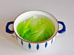 生菜掰开洗净，盐水泡五分钟。