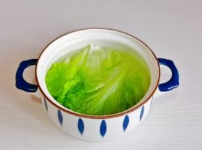 生菜掰开洗净，盐水泡五分钟。