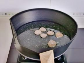 锅中加水加入牛肉丸。（牛肉丸一切二）