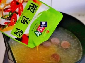 再加入酸汤酱。（可以根据个人口味增减）