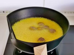 将牛肉丸煮熟。