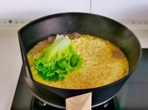 加入生菜，借助余温烫熟即可。