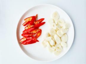 大蒜小米椒切碎。