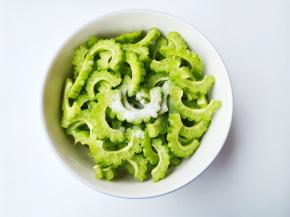 苦瓜洗净去瓤切片，加盐腌制30分钟，倒掉水分。