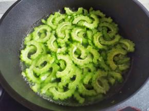 锅中烧开水，放入苦瓜焯水一分钟捞出。