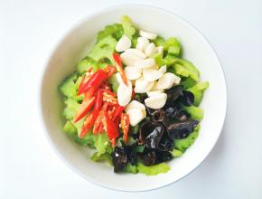 腌制好的苦瓜放入大盆中，加入木耳蒜片小米椒，