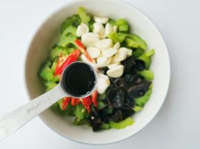 淋半饭碗热油，两勺生抽，