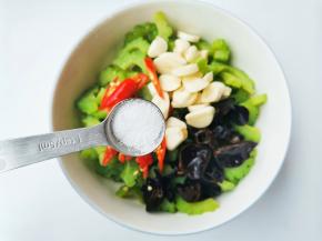 半勺盐，半勺糖，适量香油，搅拌均匀。