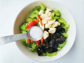 半勺盐，半勺糖，适量香油，搅拌均匀。