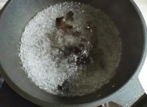 再放木耳焯水一分钟捞出。