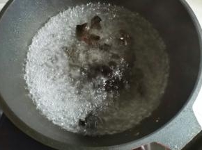 再放木耳焯水一分钟捞出。