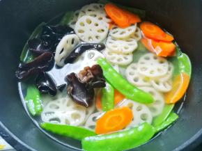 锅中烧开水，水开后将藕片、 胡萝卜放入煮1分钟后捞出过凉，之后将木耳、荷兰豆放入煮30秒后捞出过凉。