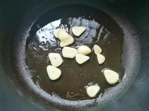 锅中烧油，爆香大蒜，