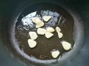 锅中烧油，爆香大蒜，