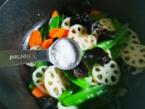 加一勺盐炒匀。