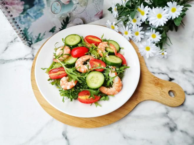 低脂营养的鲜虾杂蔬沙拉