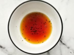 先调个【万能油醋汁】：橄榄油2勺、生抽2勺、米醋2勺、蜂蜜1勺、黑胡椒碎适量。