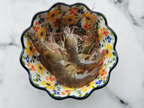 鲜虾洗净去虾线虾须，