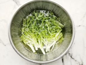 苦菊清洗干净。