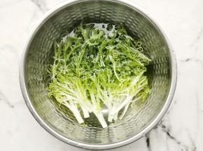 苦菊清洗干净。