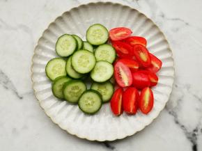 黄瓜切片，圣女果对半切开，