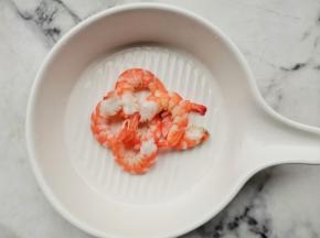 鲜虾煮熟剥壳，