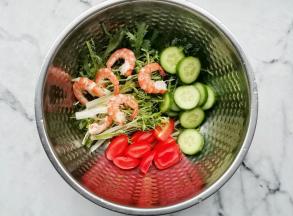 将所有食材混合，加入油醋汁拌匀，完成。