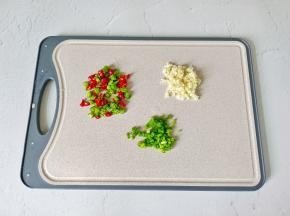 辣椒，蒜，葱切好备用。