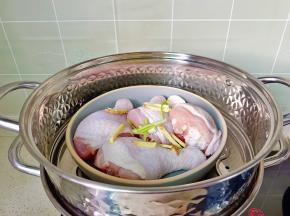 鸡腿加生姜丝，葱段冷水上锅。