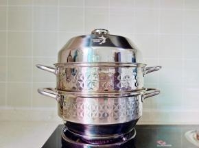 盖上盖子开大火蒸15分钟。